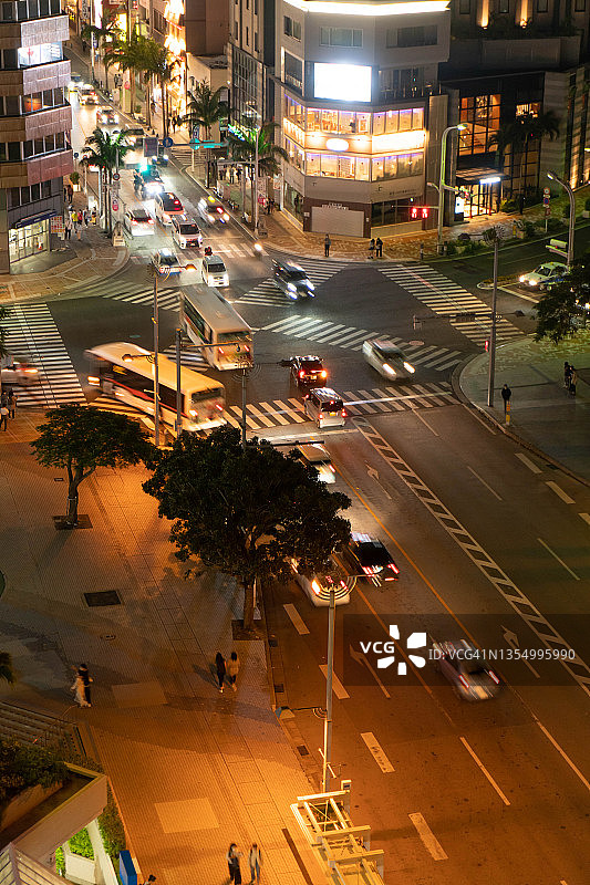 日本那霸市灯火通明的街道图片素材