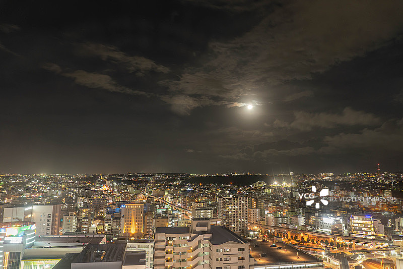 日本那霸市上空的月亮图片素材