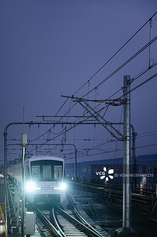 快速行驶的火车和现代城市道路拍摄的黄昏和日落在成都图片素材