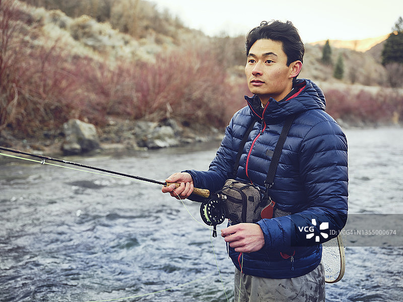 在犹他州普罗沃河飞蝇钓鱼的亚洲男人图片素材