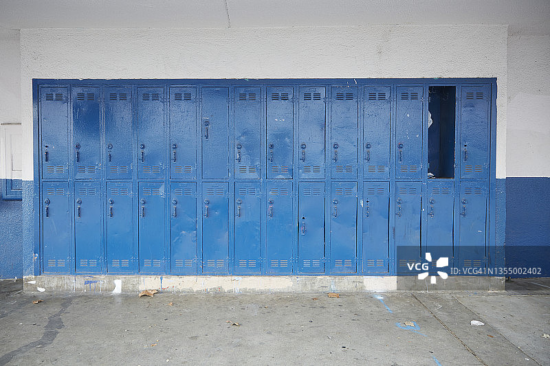 蓝色储物柜正面照图片素材