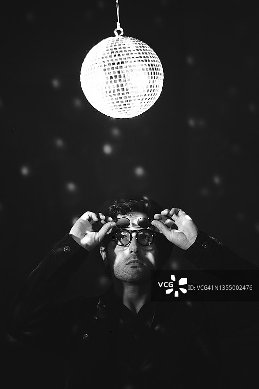 迪斯科球下的年轻潮男黑白肖像图片素材