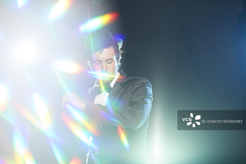 舞台上持麦克风的舞蹈表演者与迷幻背景图片素材