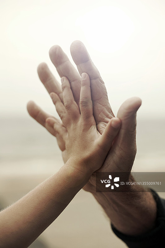 女孩和祖父击掌图片素材