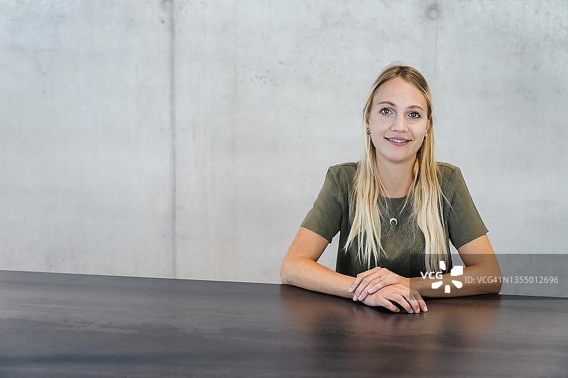墙前的金发女企业家图片素材