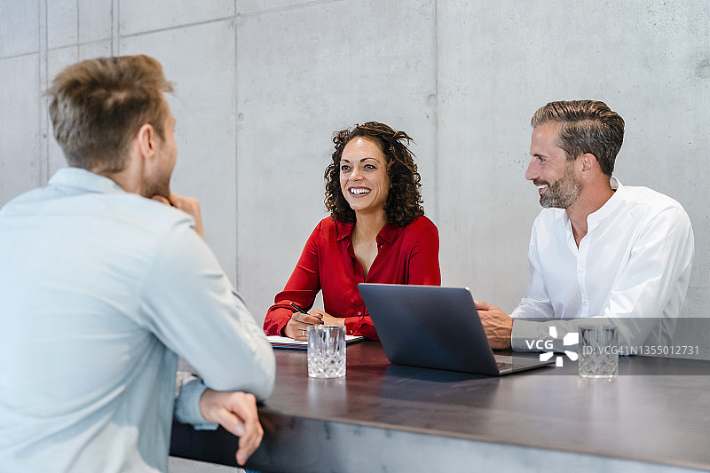 微笑的招聘人员面试应聘者图片素材