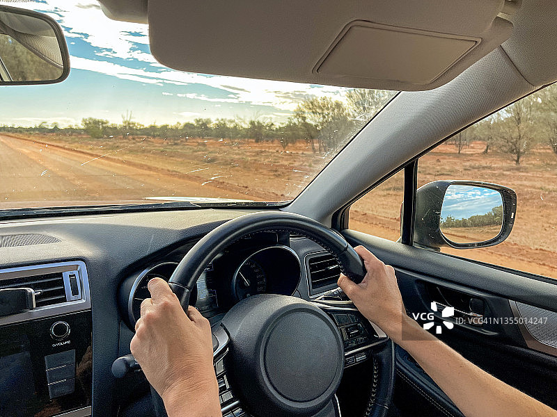 公路旅行：澳大利亚内陆红土路驾驶视角图片素材