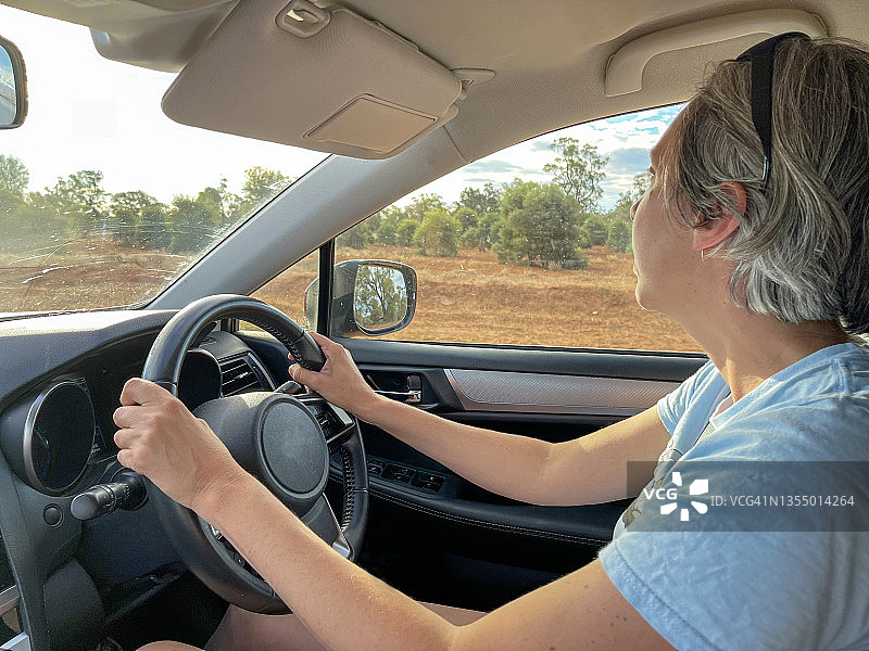 女人驾驶澳大利亚乡村土路图片素材