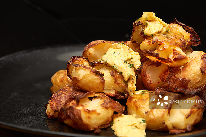 烤土豆配巴黎咖啡黄油图片素材