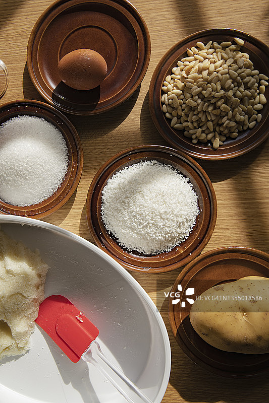 盘中用于制作Panellets的各种食材图片素材