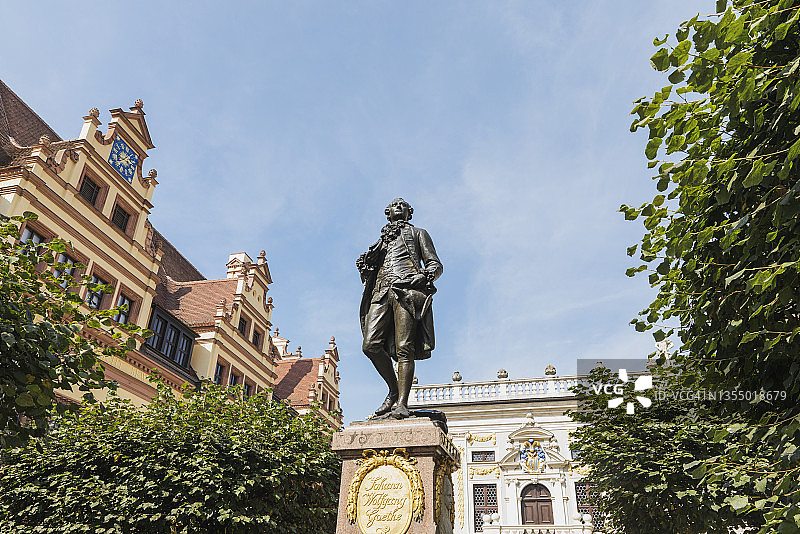 德国萨克森州莱比锡约翰·沃尔夫冈·冯·歌德青铜雕像图片素材
