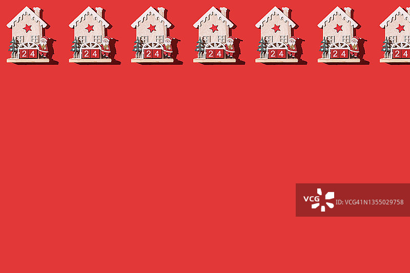 红色背景上的圣诞日历图案，带有圣诞老人和他的房子图片素材
