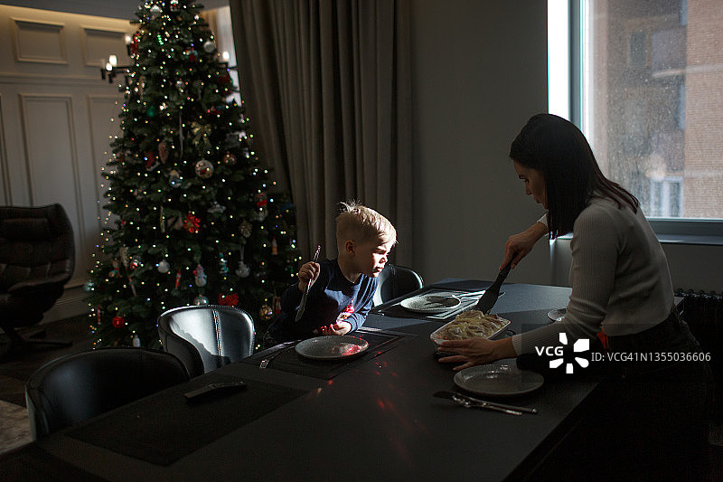 圣诞节期间在餐厅里的母子图片素材