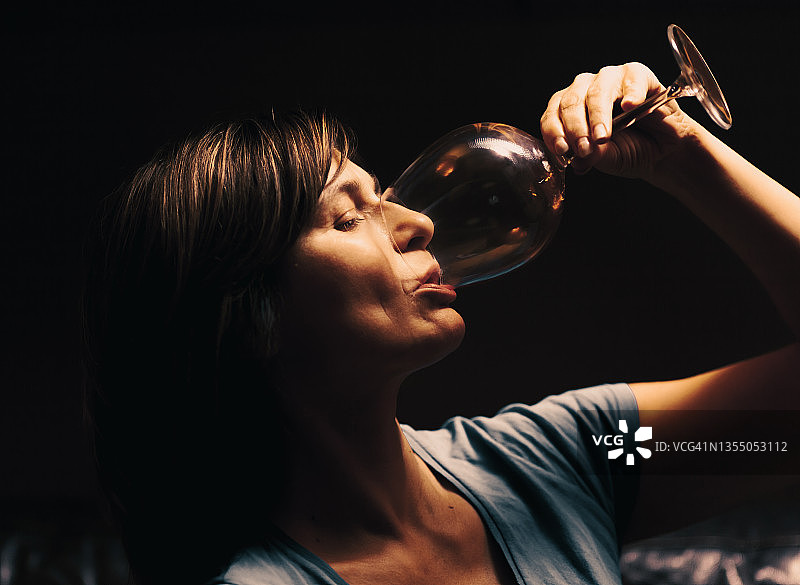 女人在喝酒图片素材