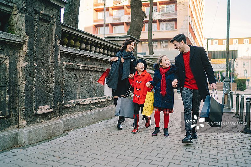 圣诞节购物的一家人图片素材