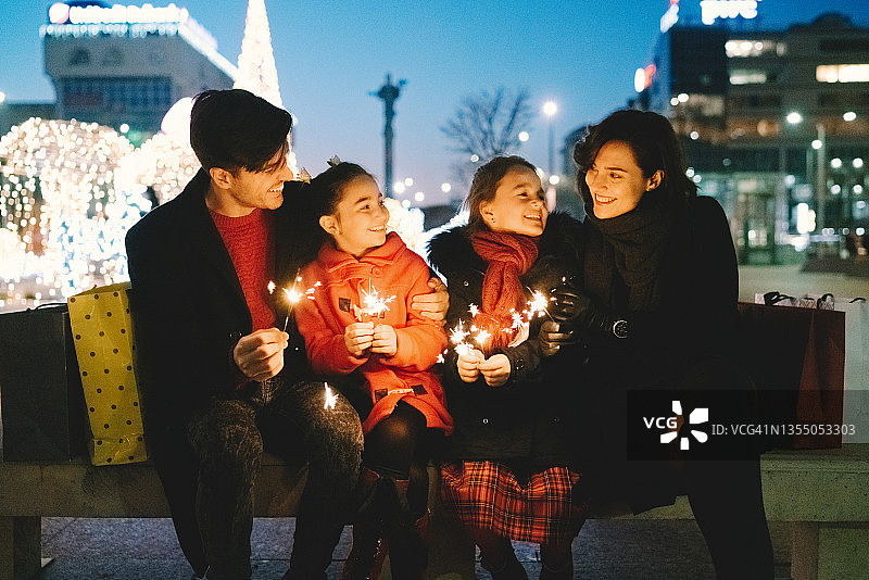 家庭庆祝圣诞节图片素材