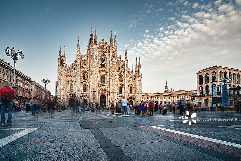 日落时分的米兰主教座堂广场图片素材