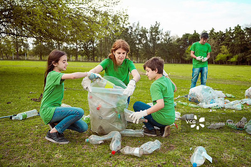 家庭在公园捡垃圾图片素材