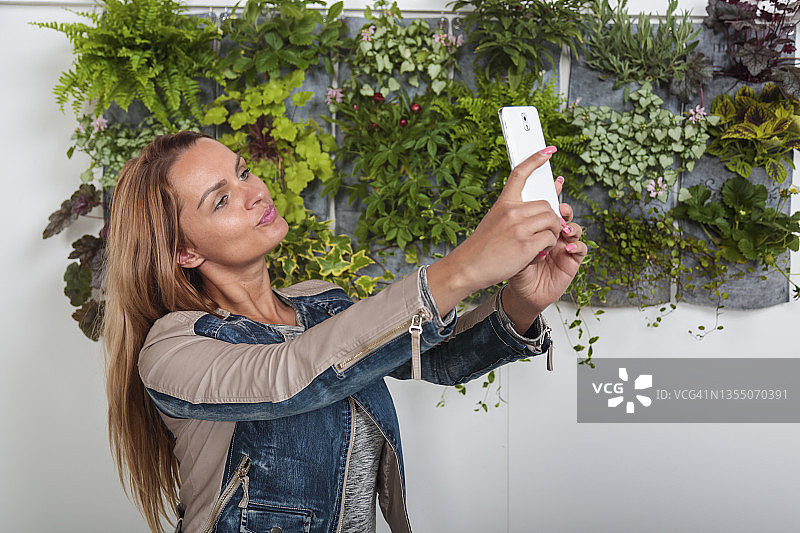 对着垂直花园自豪地自拍图片素材
