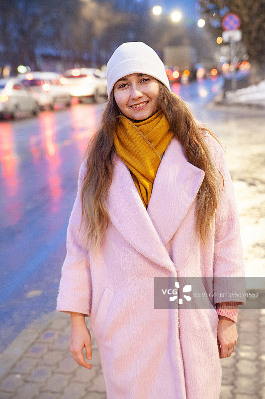 在街上穿着外套的微笑女人图片素材