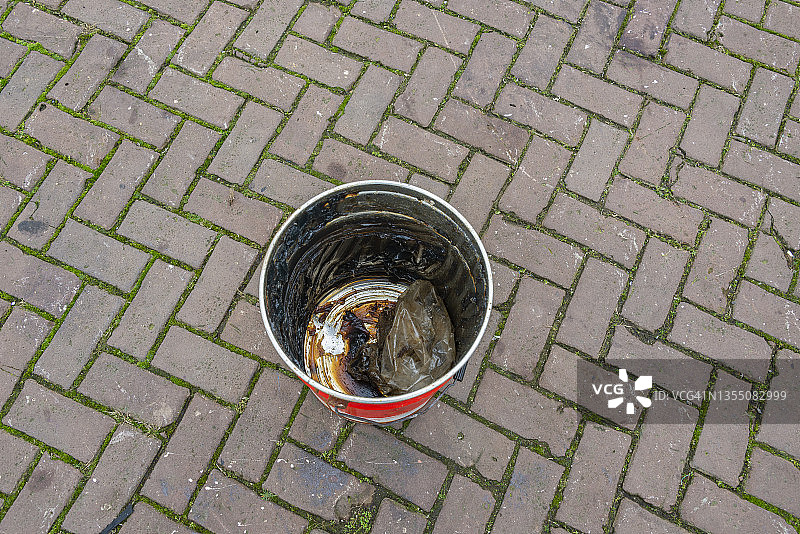 装满塑料袋油润滑剂的金属桶图片素材