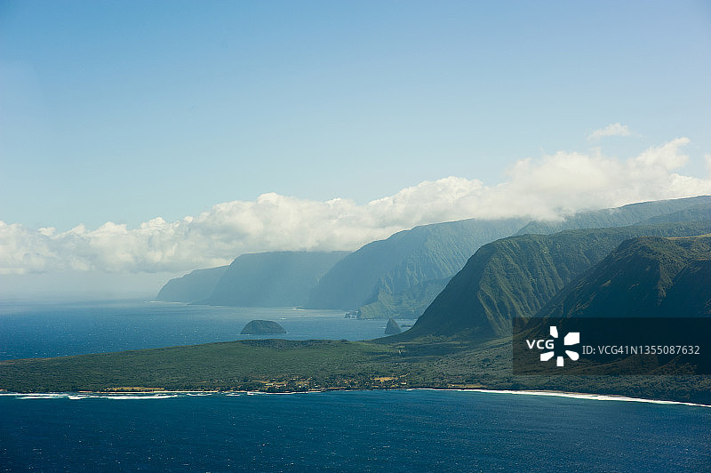 莫洛凯岛卡劳帕帕半岛的孤立景色，周围环绕着世界上最高的悬崖图片素材