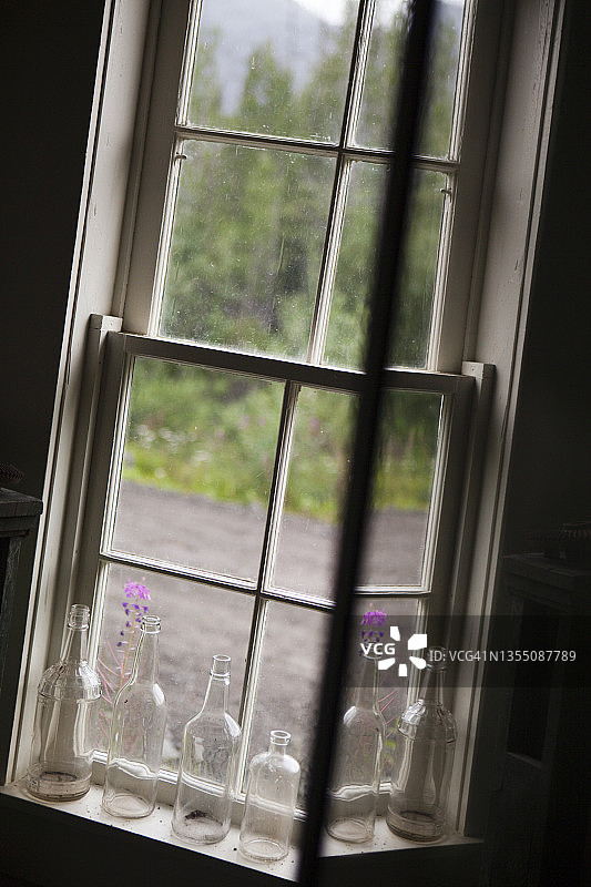 阿拉斯加麦卡锡窗户上的玻璃瓶细节图片素材