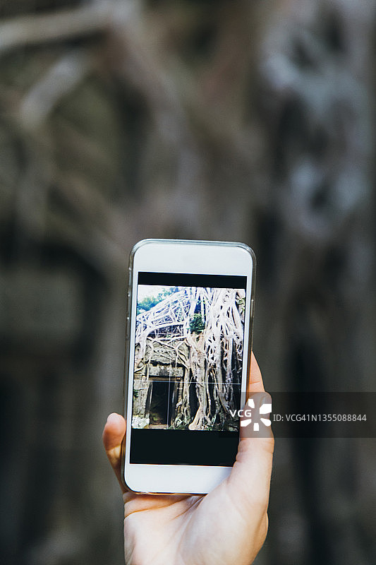 智能手机屏幕上的寺庙遗址，柬埔寨暹粒图片素材