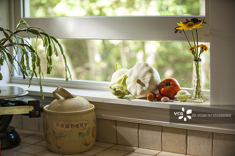 厨房窗台上的蔬菜与花瓶图片素材
