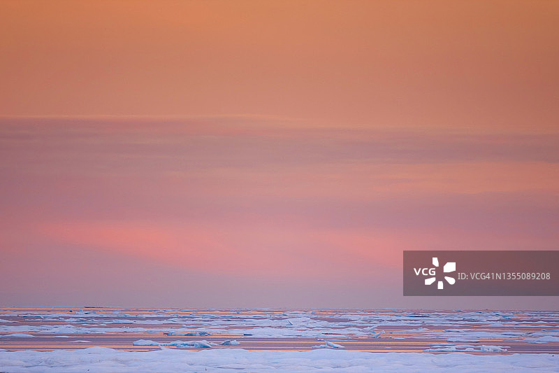 加拿大努纳武特地区巴罗海峡的混合浮冰图片素材