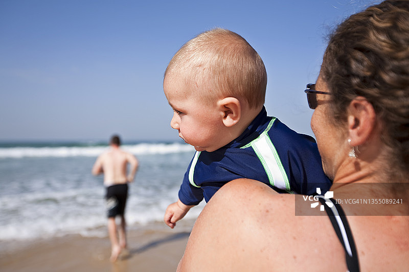 在澳大利亚昆士兰阳光海滩，孩子和父母在海边图片素材