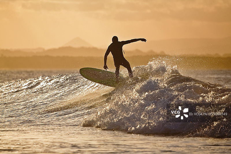 在澳大利亚昆士兰州努萨岬T树点冲浪者乘风破浪图片素材