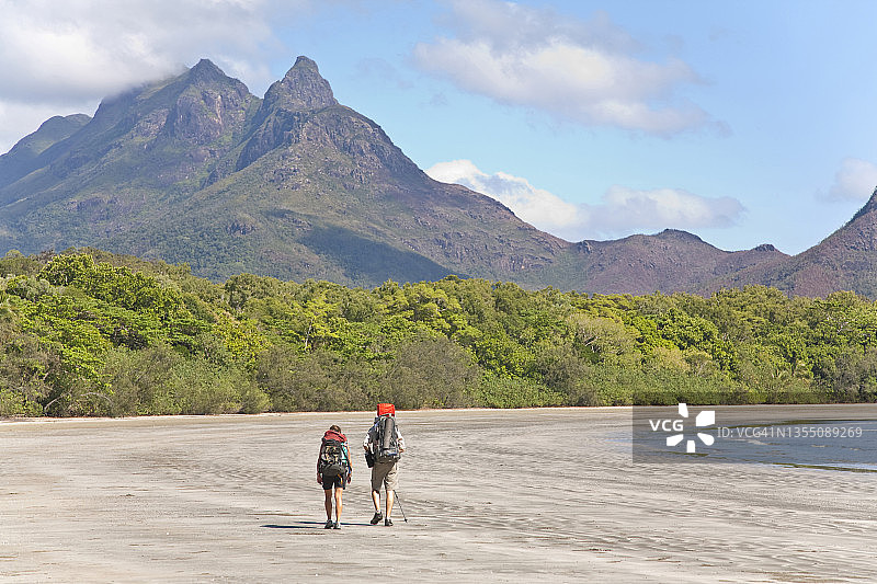 一男一女带着宝宝在澳大利亚昆士兰欣钦布鲁克岛的佐伊湾徒步旅行图片素材