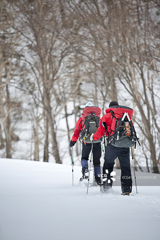 日本北海道大雪山国立公园层云峡中穿着雪鞋的两人图片素材