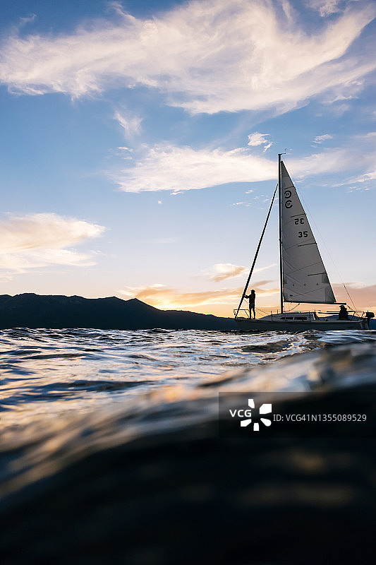 日落时分太浩湖上的帆船图片素材