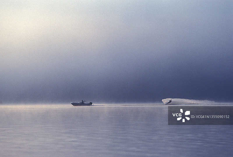 在加拿大安大略省渥太华河上滑水的年轻男人图片素材