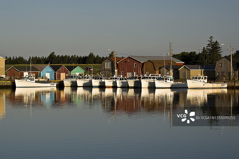 加拿大爱德华王子岛马尔珀克港的渔船和牡蛎船图片素材