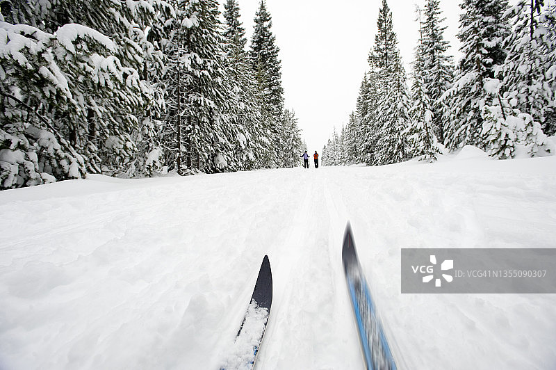 越野滑雪板和年轻女性在俄勒冈州本德滑雪的低角度视图图片素材