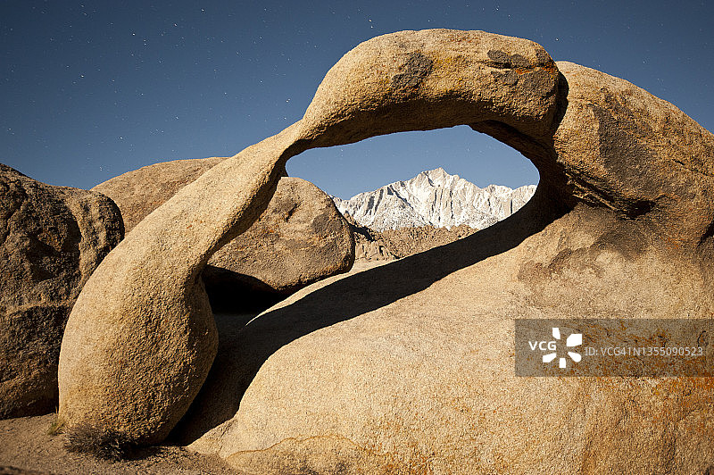 星迹下的莫比乌斯拱门和孤松峰，阿拉巴马山，加利福尼亚图片素材
