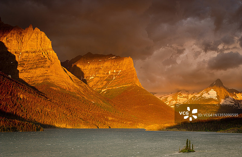 冰川国家公园圣玛丽湖的暴风日出，蒙大拿州图片素材