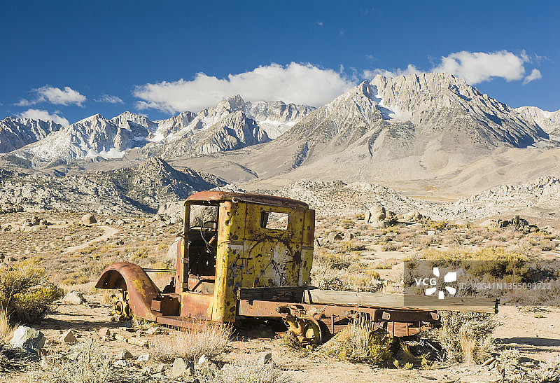 废弃的矿用卡车和东部山脉图片素材