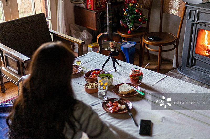 圣诞早餐时与男友视频通话的可爱女人图片素材