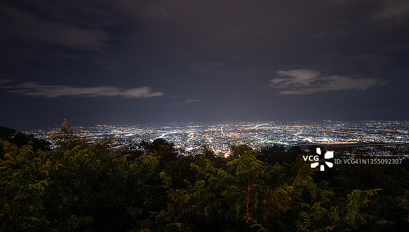 从素贴山看清迈城市夜景鸟瞰图片素材