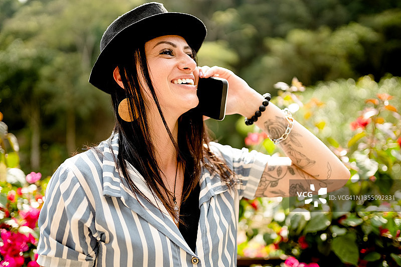 在户外打电话的时尚女人图片素材