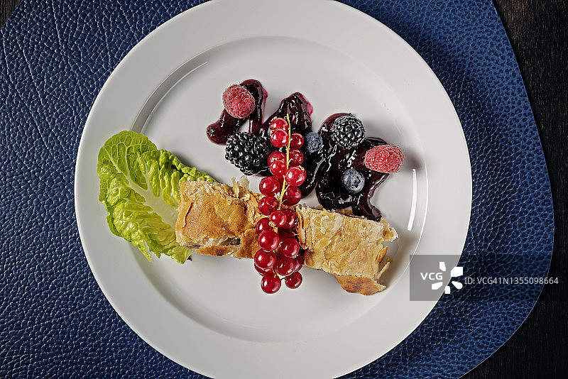 烤布里奶酪配黑醋栗酱甜点图片素材