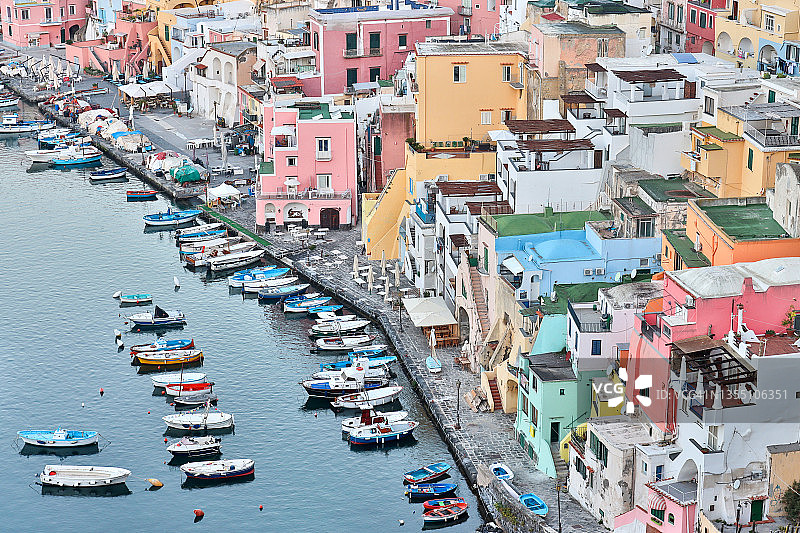 意大利那不勒斯湾科里切拉港普罗奇达岛图片素材