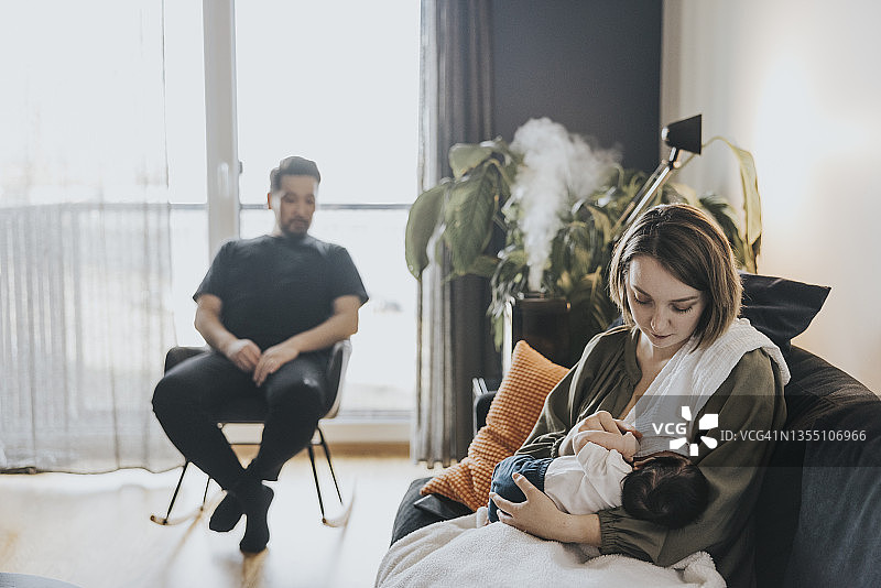 年轻家庭共度美好时光图片素材