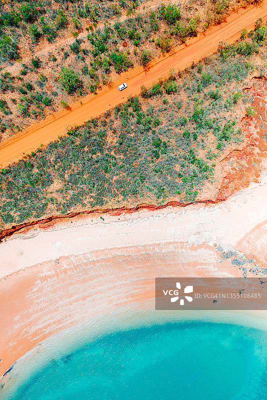 布鲁姆海岸线，红色砂石路上的汽车，西澳大利亚州，无人机航拍视角图片素材