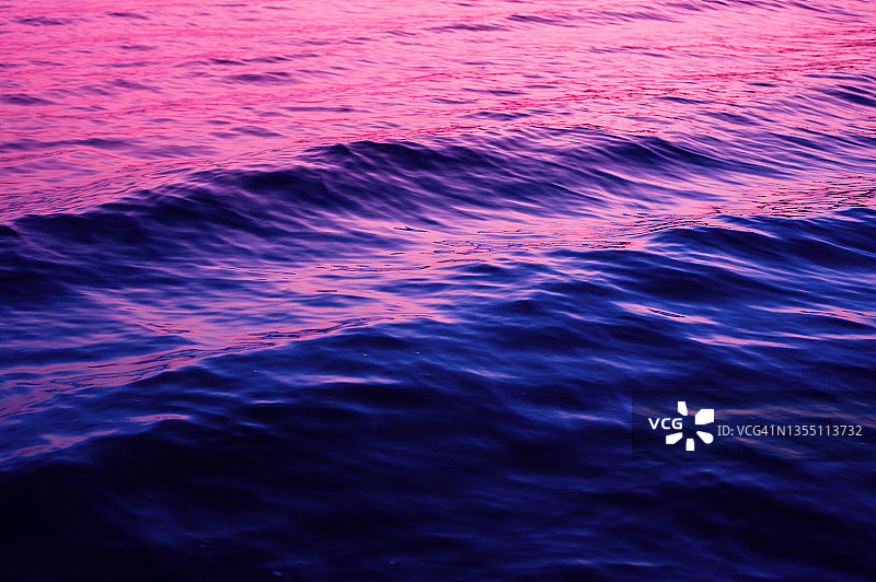 紫色日落时的水面纹理图片素材