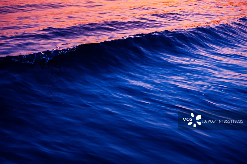 日落时水面纹理的完整画面图片素材